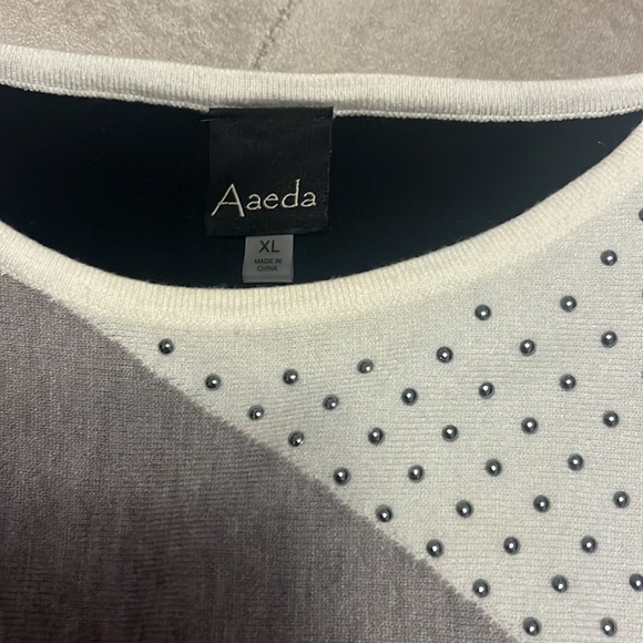Aaeda crew neck sweater with beaded area, color block, feels like cashmere - Picture 7 of 8